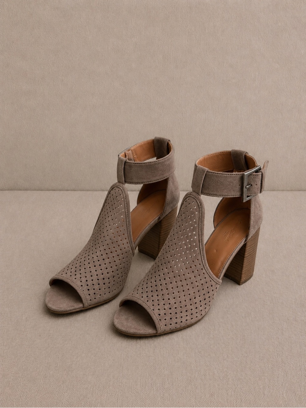 Universal Thread Taupe Open Toe Block Heel Sandals Buckle Strap Size 9